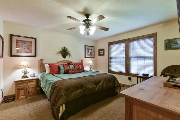 Ev (Sooner Settle Lodge - Incredible desi)