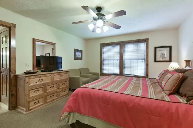 Ev (Sooner Settle Lodge - Incredible desi)