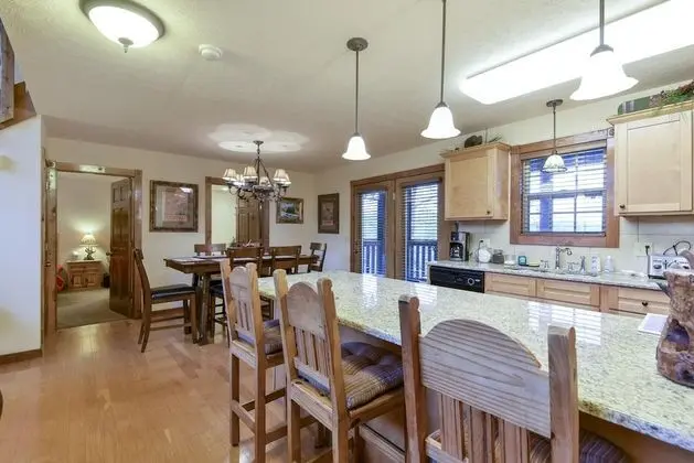 Ev (Sooner Settle Lodge - Incredible desi)