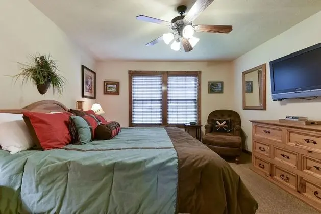 Ev (Sooner Settle Lodge - Incredible desi)