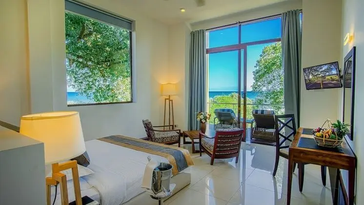 Ground Floor Luxury with Jacuzzi and Sea View