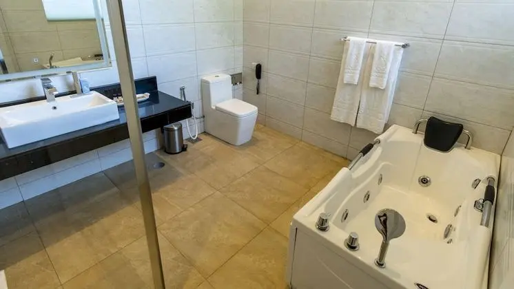 Ground Floor Luxury with Jacuzzi and Sea View