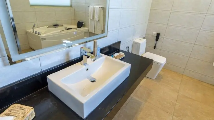 Ground Floor Luxury with Jacuzzi and Sea View