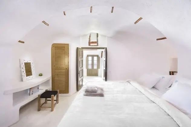 Aurora | Superior Cave Suite with Outdoor Plunge Pool & Caldera View