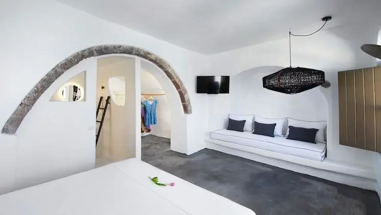 Aurora | Superior Cave Suite with Outdoor Plunge Pool & Caldera View