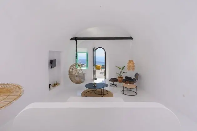 Helidonia | Superior Suite with Outdoor Plunge Pool & Caldera View ~ 4 pax