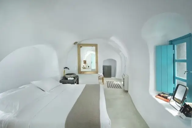 Cave Room with Outdoor Plunge Pool & Caldera View