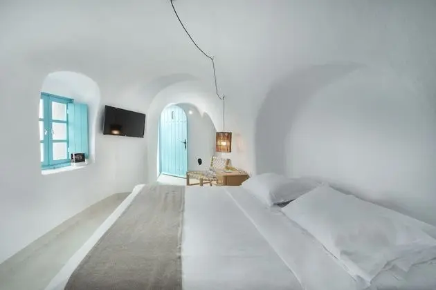Cave Room with Outdoor Plunge Pool & Caldera View