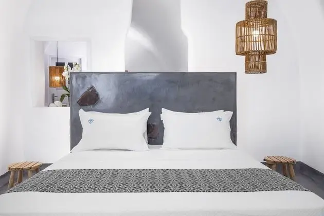 Superior Cave Suite with Semicovered Plunge Pool & Caldera View