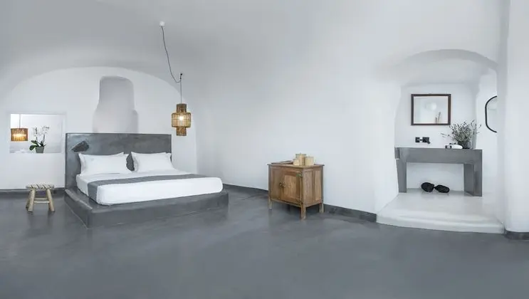 Superior Cave Suite with Semicovered Plunge Pool & Caldera View