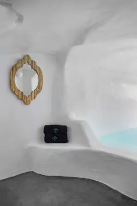 Superior Cave Suite with Semicovered Plunge Pool & Caldera View