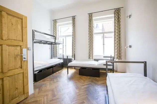 2 beds in 4-6 Bed Dormitory with Private bathroom