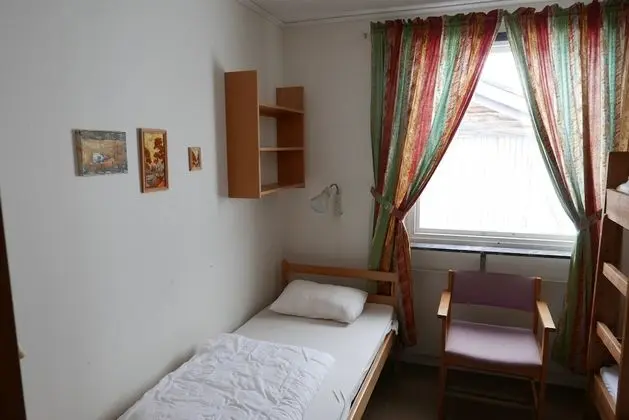 Üç Kişilik Oda (private WC, shared shower)
