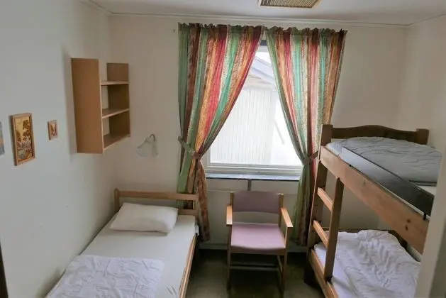 Üç Kişilik Oda (private WC, shared shower)