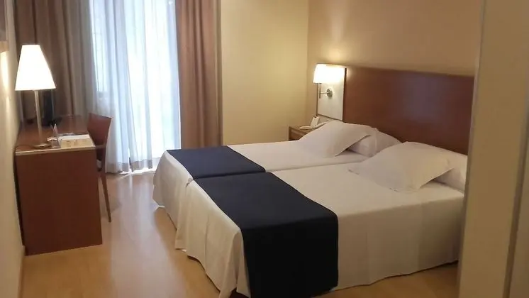Büyük Yataklı Tek Kişilik Oda