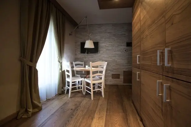 Junior Süit, Balkon