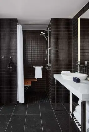 Oda, 1 En Büyük (King) Boy Yatak, Engellilere Uygun (Roll-In Shower)
