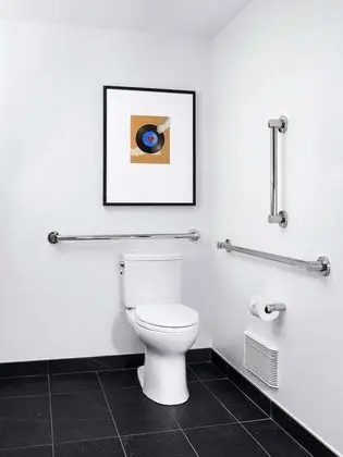 Oda, 1 En Büyük (King) Boy Yatak, Engellilere Uygun (Roll-In Shower)
