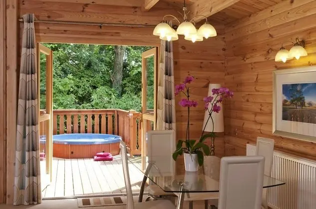 2 Bedroom Lodge with Hot TUB