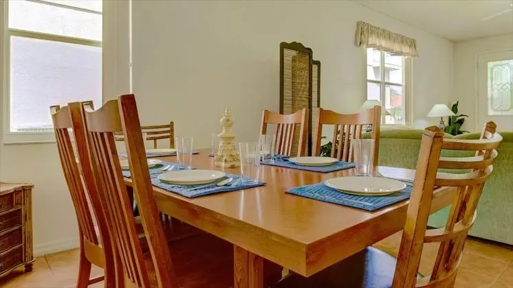 Classic House, 4 Bedroom Vacation Home with Pool