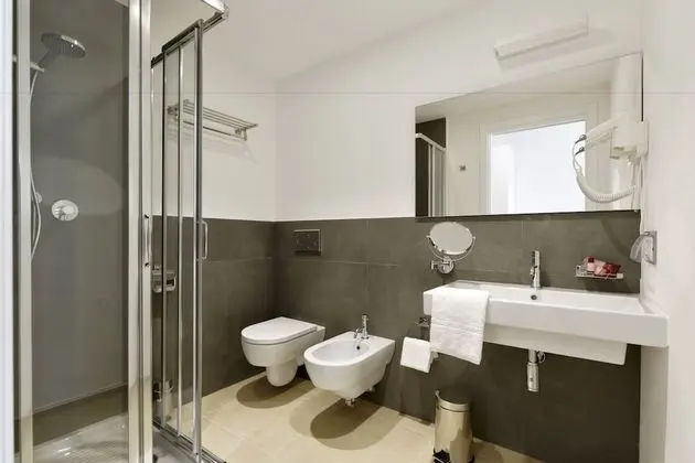 Standard Tek Büyük veya İki Ayrı Yataklı Oda, Havuz Manzaralı