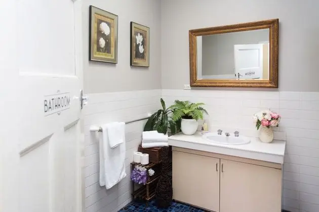 Standard Oda, 1 Büyük (Queen) Boy Yatak, Ortak Banyo