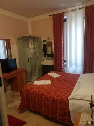 Tek Büyük veya İki Ayrı Yataklı Oda, Ortak Banyo