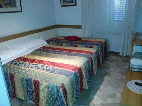 Tek Büyük veya İki Ayrı Yataklı Oda, Ortak Banyo