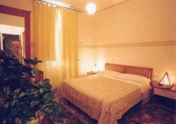 Tek Büyük veya İki Ayrı Yataklı Oda, Ortak Banyo