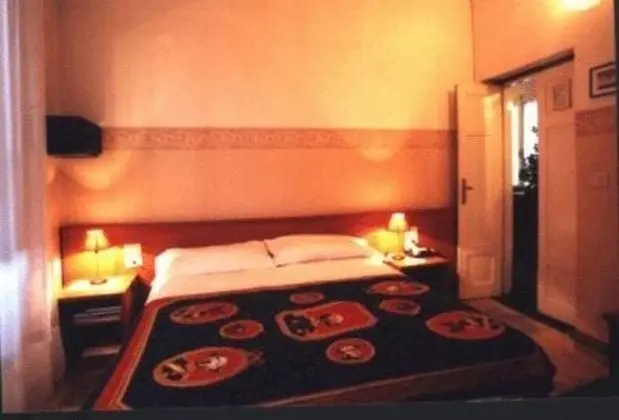 Tek Büyük veya İki Ayrı Yataklı Oda, Ortak Banyo