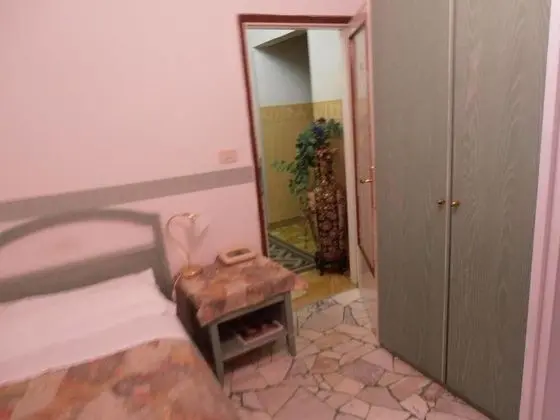 Tek Büyük veya İki Ayrı Yataklı Oda, Ortak Banyo