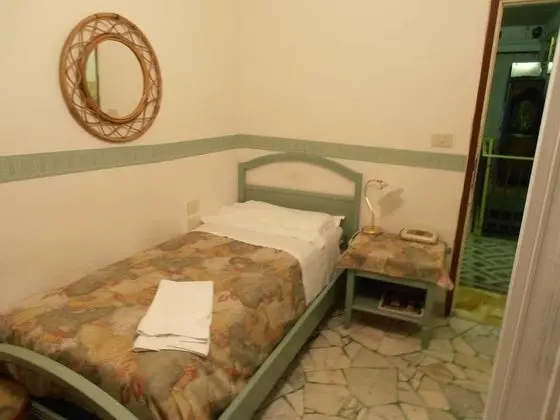 Tek Büyük veya İki Ayrı Yataklı Oda, Ortak Banyo