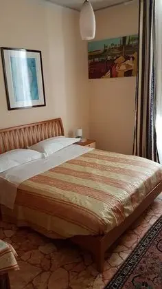 Tek Büyük veya İki Ayrı Yataklı Oda, Ortak Banyo