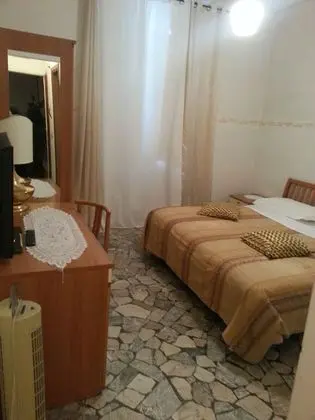 Üç Kişilik Oda, Ortak Banyo