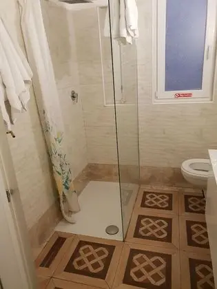 Üç Kişilik Oda, Ortak Banyo