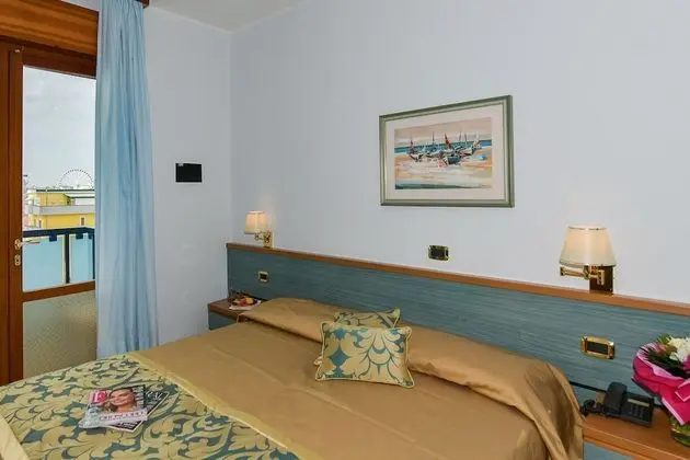 Standard Tek Büyük veya İki Ayrı Yataklı Oda, Balkon, Kısmi Deniz Manzaralı