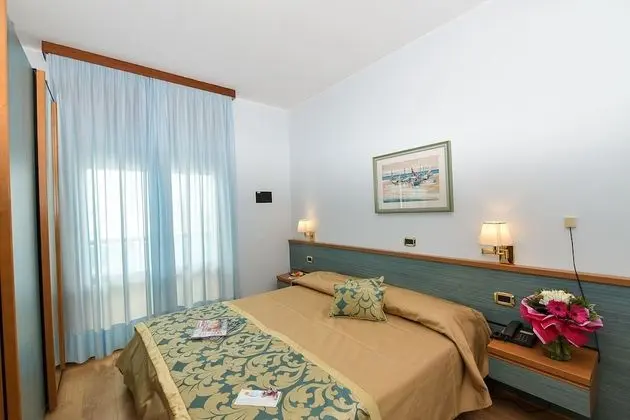 Standard Tek Büyük veya İki Ayrı Yataklı Oda, Balkon, Kısmi Deniz Manzaralı