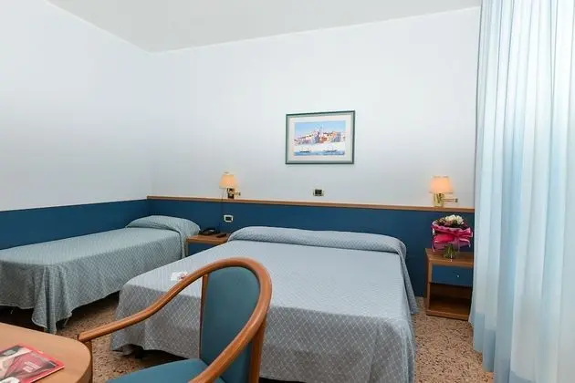 Standard Tek Büyük veya İki Ayrı Yataklı Oda, Balkon, Kısmi Deniz Manzaralı