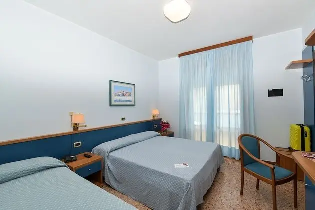 Standard Tek Büyük veya İki Ayrı Yataklı Oda, Balkon, Kısmi Deniz Manzaralı