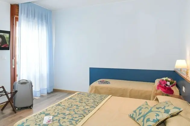 Superior Dört Kişilik Oda, Balkon, Kısmi Deniz Manzaralı