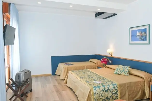 Superior Dört Kişilik Oda, Balkon, Kısmi Deniz Manzaralı