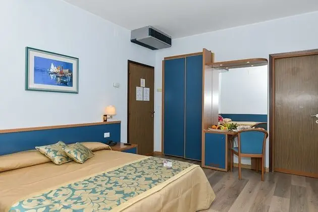 Superior Dört Kişilik Oda, Balkon, Kısmi Deniz Manzaralı