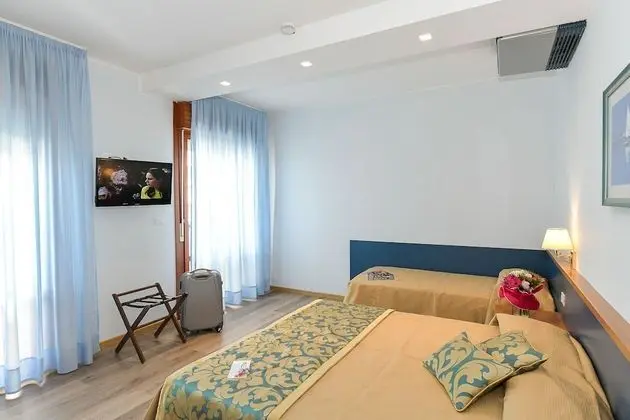 Superior Dört Kişilik Oda, Balkon, Kısmi Deniz Manzaralı