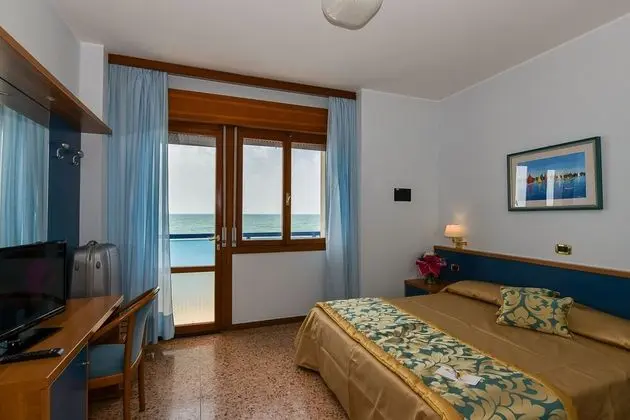 Tek Büyük veya İki Ayrı Yataklı Oda, Deniz Manzaralı