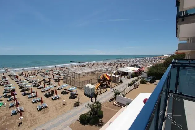 Tek Büyük veya İki Ayrı Yataklı Oda, Deniz Manzaralı