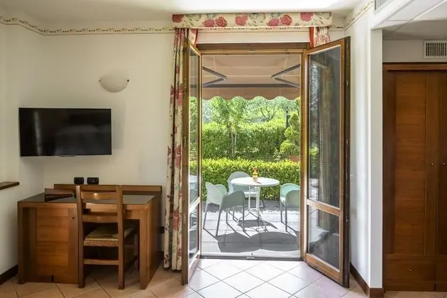 Üç Kişilik Oda, Veranda