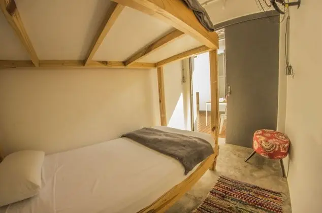 İki Ayrı Yataklı Oda, Ortak Banyo