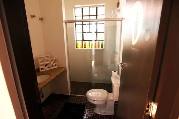 İki Ayrı Yataklı Oda, Ortak Banyo