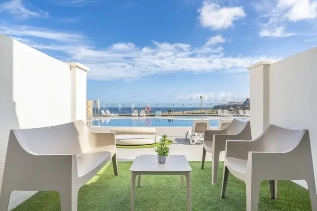 Tek Büyük Yataklı Oda, Teras, Havuz Manzaralı