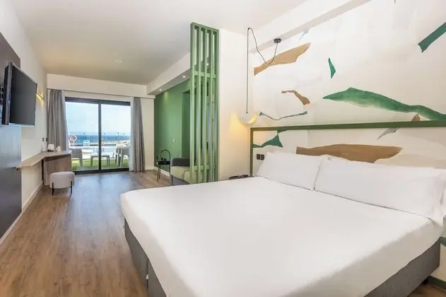 Tek Büyük Yataklı Oda, Teras, Havuz Manzaralı